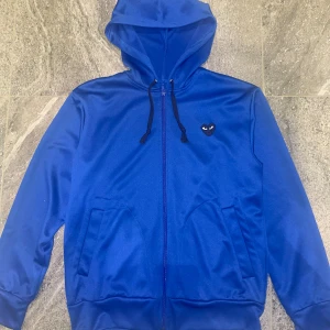 Cdg hoodie  - Blå zip up hoodie från Comme des Garçons i storlek S. Endast använd ett fåtal gånger.