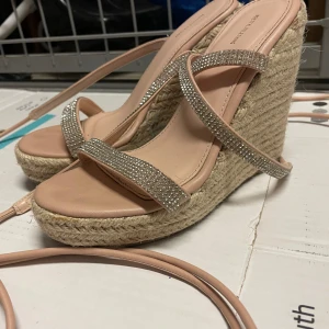 Glittriga kilklackar  - Festliga klackar som knyts runt fotlederna! Köpta från Sellpy men märket är prettylittlething