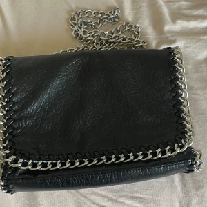 Tiamo väska! - Säljer nu min fina tiamo väska! Den är i väldigt bra skick förutom litet smuts inuti men syns knappt! Pris kan tiskuteras!