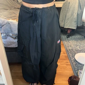 UFO parachute pants - Kollar intresse! Så skriv om du är intresserad! Saknar knapp där framme men det kan jag sy dit om så önskas🫡 Står ingen storlek men byxorna är justerbara i midjan och vid fötterna så passar alla storlekar🤝