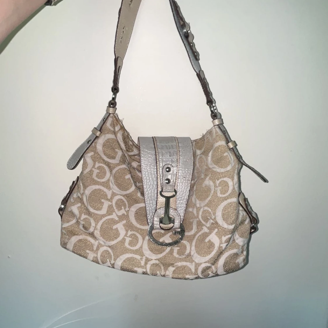 Beige och vit axelväska med mönster - 90