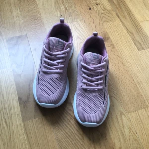 Idrottsskor  - Det är mycket bra skick på dessa skor. Köpte dessa skor för ungefär 200kr på en liten butik på torget💞 Dem är inte använda eftersom den inte passade. Dessa skor är i storlek 39 men passar storlek 37.