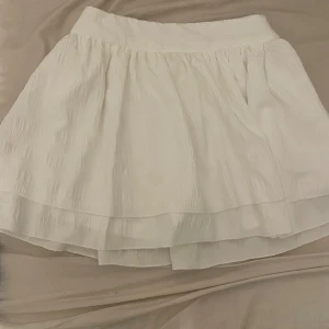 Vit kjol - Säljer min helt nya vita kjol för att den är för liten. 