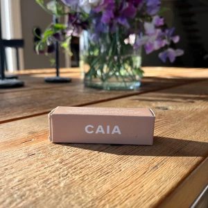 Caia läppstift  - Helt nytt läppstift från Caia i färgen ”adore you”. Den perfekt nude/rosa färgen. Aldrig testat eller använt.