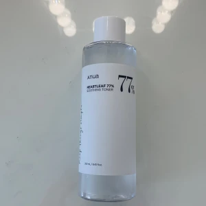 Anua heartleaf toner - Anua heartleaf 77% soothing toner. 250ml original, OBS har använt ca 25% av flaskan, så ca 187ml återstår. Säljer den då jag känner att den inte gör någon skillnad på min hy 😊