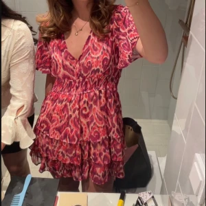 Jättesnygg zara klänning - Säljer denna jättefina klänning från zara som köptes sommaren 2022 men bara använd 3 gånger. Storlek L men liten i storleken, passar mig som har storlek S/M❤️pris kan diskuteras 💓