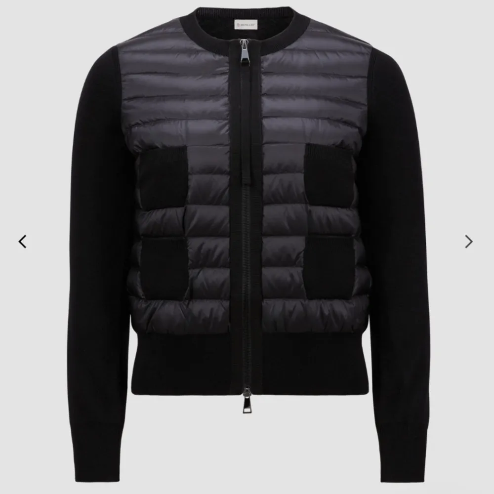 Intressekoll på min moncler cardigan. Köpt 2022 men sparsamt använd. Skriv om ni vill ha bilder på riktiga jackan. Nypris är runt 9000. Den som kan tänka sig köpa för högst kan jag sälja till. Jackor.