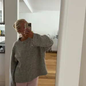 Mysig stickad tröja från gina - Mysig stickad tröja från Gina Tricot i storlek S💕nytt pris 400kr, använd 2 gånger💕bra skick! Du står för frakten😋