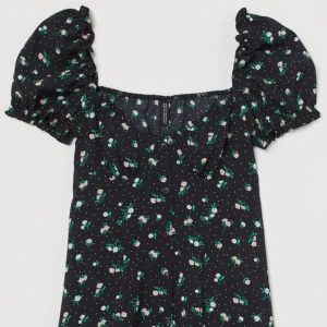 Sommarklänning - Jättesöt blommig klänning m puffärm🌸 Säljes då den är för liten i bysten på mig. Finfint skick!