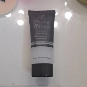 W7 primer - Endast testad, säljer då den gör sminket matt vilket inte riktigt är min grej, nypris 55💞