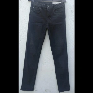 Jeans från esmara - Jeansen är skinny som man kan se på bilden, de är även långa och passar bra på mig som är 172cm. Jag säljer de eftersom jag inte har på mig de längre. 