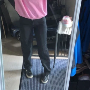90s jeans straight - Använda få gånger då jag inte gillar hur den raka modellen sitter på mig.  Jag är 174cm lång så utgå ifrån det när du kollar längden i benen på bilden. Storleken syns på bilden. Mid waist jeans. För mer exakta bilder, kom pm! ☺️ Köparen står för frakt