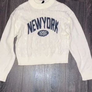 Tröja-top - Säljer min tröja då jag inte tycker om den. Perfekt skick, endast använt 1 gång. Storlek XS. Pris kan diskuteras!