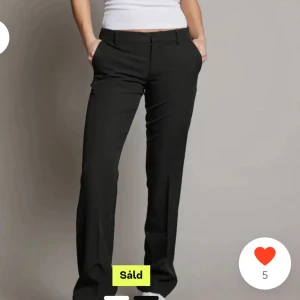Svarta kostymbyxor! - Säljer dessa skit snygga kostumbyxorna då de tyvärr är för små för mig❤️ Dem är lågmidjade och bootcut! Bilden är från förra ägaren.