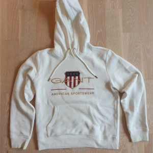  GANT - Logo Hoodie (S-M) - Mjuk och gosig hoodie från Gant. Varsamt använd och  forfarande fint skick. Oversized passform. Passar S-M.