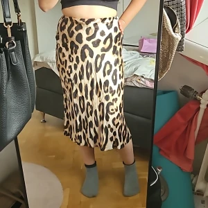 Festkjol - Fin festkjol i bra skick då den har använts sparsamt. Har elastisk midja.