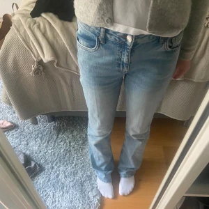 Snygga jeans - Från Gina Young💕 dom e knappt använda för att dom e lite förstora😝 passar mer någon som brukar ha 36 eller 170💕💕 