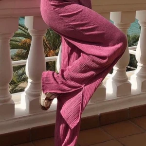 Byxor, Zara - Säljer dessa rosa supersköna byxor från Zara i storlek S, ansvällda fåtal gånger så i väldigt fint skick!