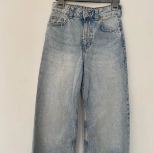 Jeans - Använt bara en gång, den passar mycket när man har på sig och både färgen och modelen är riktig fin 