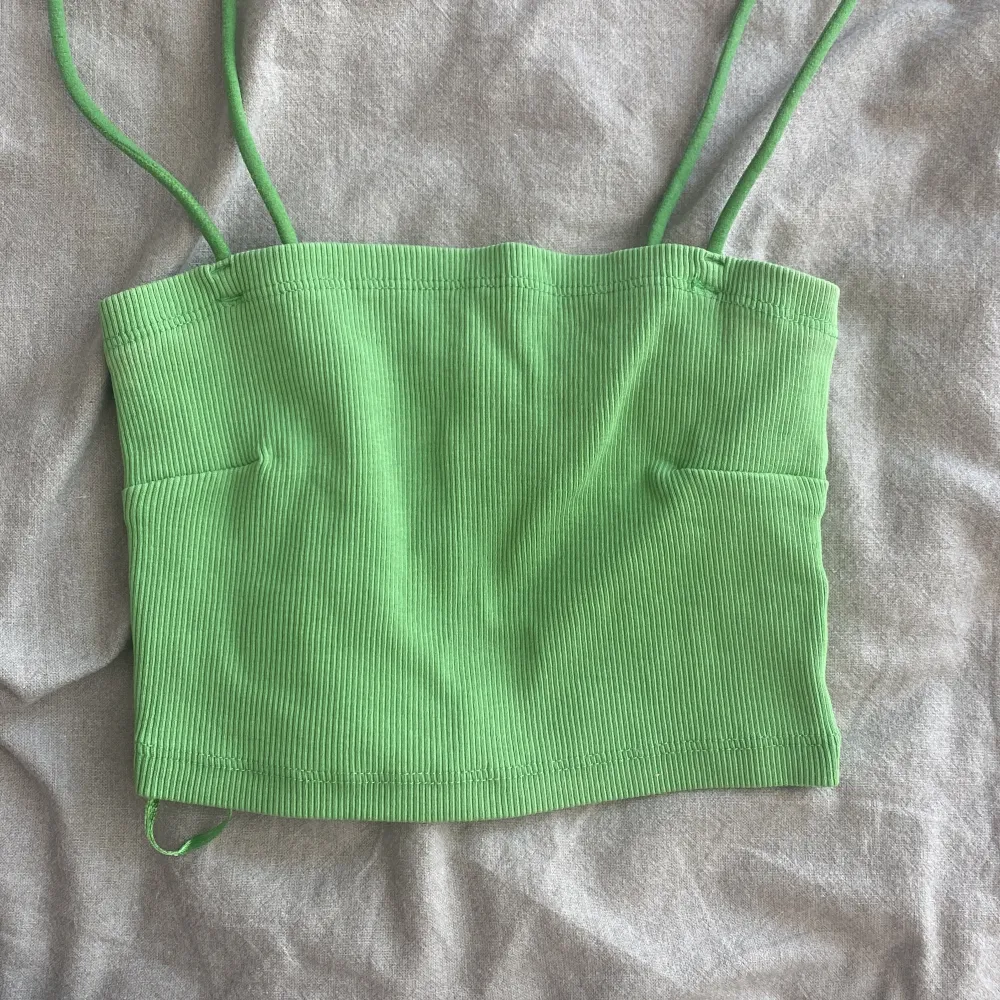Säljer en superfin grön ribbad linnetopp från Gina Tricot i storlek XS. Toppen har smala axelband och är perfekt för sommaren. Den är i nyskick och passar både till vardags och fest. 🌿. Yläosat.
