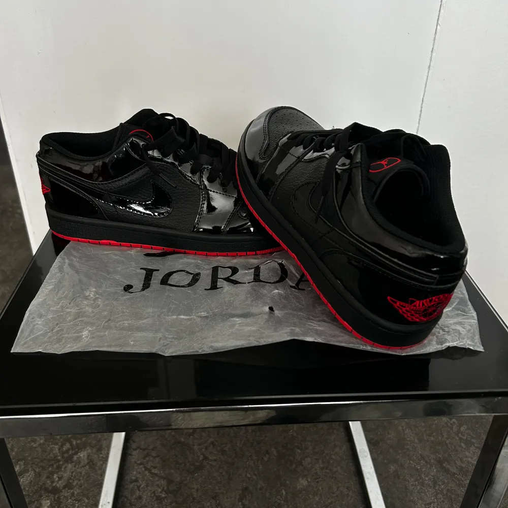 Säljes: Helt nya Air Jordan 1 Low SP Gina43 – Svart/Röd – Storlek 43  Jag säljer ett par helt nya och oanvända Air Jordan 1 Low SP Gina43 i storlek 43 för endast 1300 kr. Dessa sneakers kombinerar klassisk design med modern stil.. Skor.