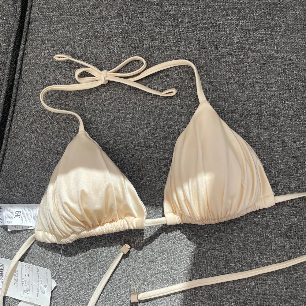 Jättefin silkes bikiniöverdel från intimissimi! Uttagbart vadd. Endast provad men hade inte möjlighet att lämna tillbaka den i butik. Säljer pga för liten. Nypris 379 kr. Övrigt.