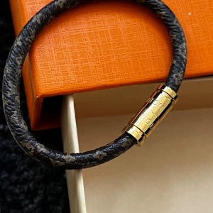 Armband - Säljer armbanden på bilderna, båda färgerna finns i herr och dam storlek. Allt på bilderna ingår samt att dem är helt nya och aldrig testade. Kan skickas eller mötas upp i Stockholms området. Vid andra frågor hör gärna av dig! 