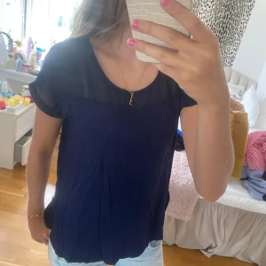 Mörkblå topp från Holly & Whyte by Lindex - Säljer en snygg mörkblå topp från Holly & Whyte by Lindex. Toppen har korta ärmar och en rund halsringning. Perfekt för både vardag och fest! 💙