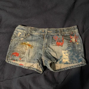 Y2k shorts - Säljer dessa shorts då de ej matchar min stil längre, de passar mig med ganska stora lår.