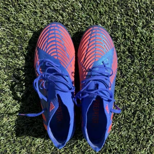 Adidas predator edge - Bra skick skulle säga 7/10 de e bara högra skorn dom e klippt där uppe men de borde it spela en stor roll skorna funkar perfekt