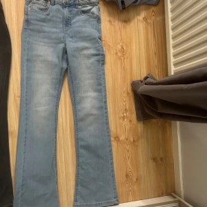 Ljusblå jeans från LAB Industries - Säljer ett par ljusblå jeans från LAB Industries i storlek 158. De är högmidjade och har en straight fit. Perfekta för både vardag och fest! De är i bra skick och har en klassisk jeansdesign med fem fickor och dragkedja.