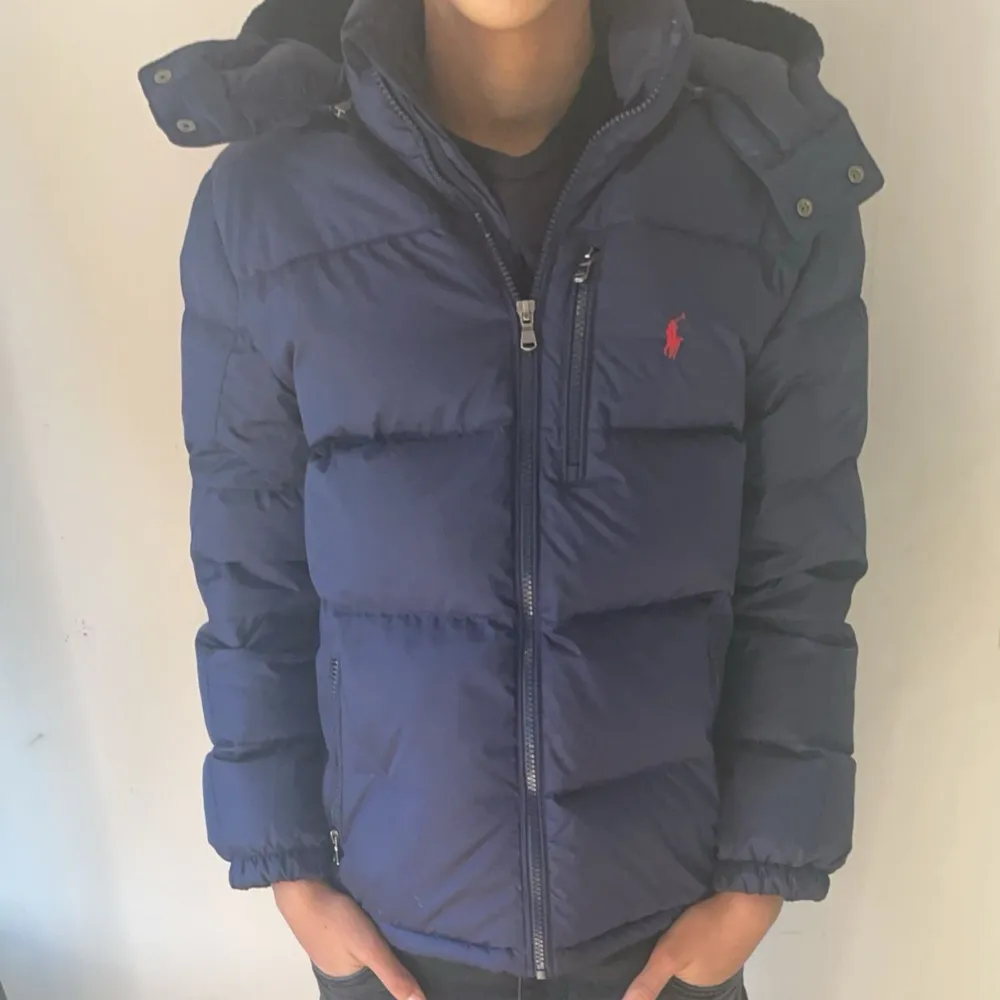 säljer en snygg Ralph lauren jacka för 1099kr.🌨️ storlek XS skick 9/10 kom dm om ni är sugna. Jackor.