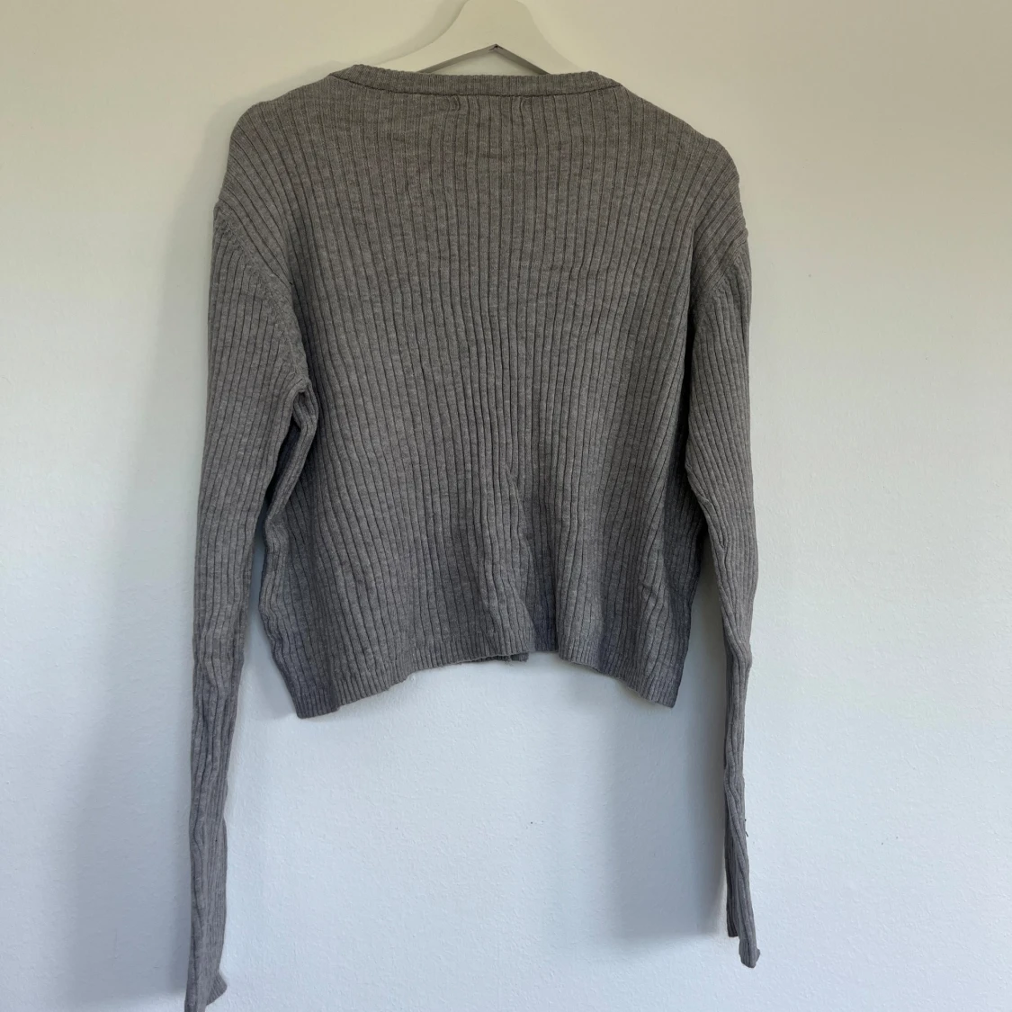 Grå ribbad kofta från Uniqlo - 90