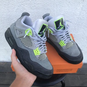 Jordan 4 - Säljer ett par sjukt snygga Jordan 4! Skicket är fint, 8/10 skulle jag säga. Det finns pyttelite crease och heeldrag. Hör av er vid funderingar!