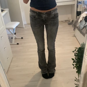 Grå jeans från Kaos Jeans - Säljer ett par lågmidjade gråa jeans från Kaos Jeans💗storlek 28, väldigt bekväma!