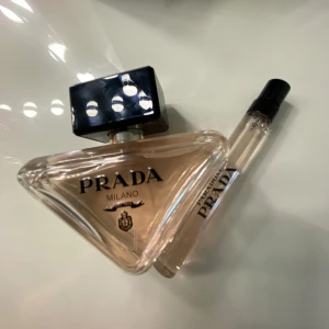 Prada paradoxe set  - Fick den i present, bara luktat på den annars helt ny. Luktar jätte gott men passar inte mig. Original pris är ca 1500. Man får även med en i liten med 10ml i.