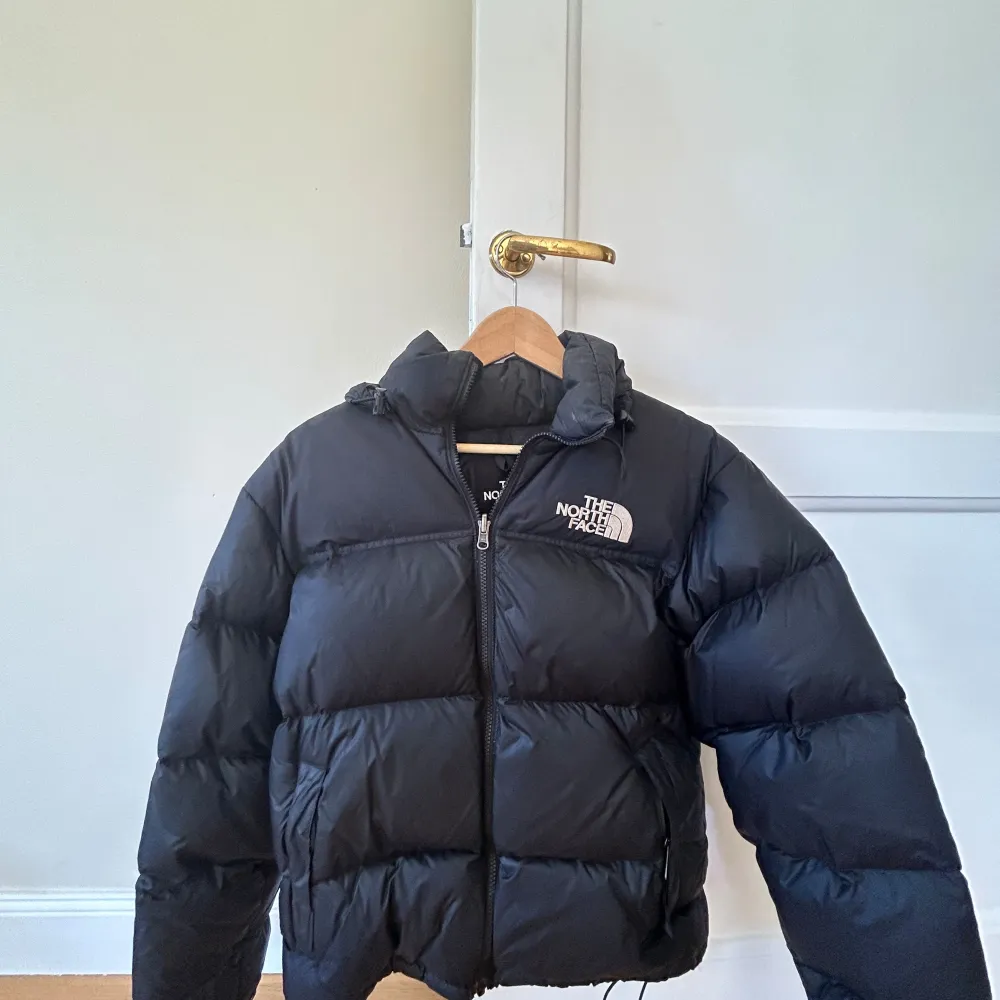 Säljer en fet North Face jacka. Storlek: XS, Skick 7.5/10, defekter förekommer (skriv för bild). Perfekt för de kalla vinterdagarna! Nypris 3800, mitt pris 799!. Jackor.