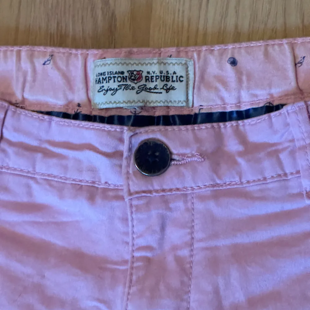 Rosa shorts köpt från Kappahl längesen. I fint begagnad skick. Står inte storlek men känns som en S.  Katter finns i hemmet. Shorts.