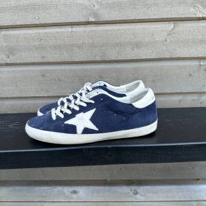 Golden goose skor - Golden goose skor i blå mocka. Väldigt bra skick använda fåtal gånger. Box och Dustbag följer med. Kvitto finns