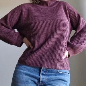 Vinröd stickad tröja från Monki - Säljer en superfin vinröd stickad tröja från Monki. Den är i storlek M och har en mysig, ribbad design. Lite nopprig men det går att fixa! Perfekt inför hösten 🍂☕️