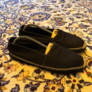 Ysl espadrillos/loafers - Yves Saint Laurent espadrillos. Inköpta i Milano därmed ingen låda. 8,5/10 skick, inga defekter 