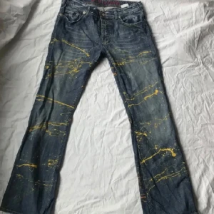 Lågmidjade jeans - Lågmidjade jeans kan vara baggy Midjemått: 43x2 cm Innebenslängd: 87 cm  Dom är uppvikta på bilderna 