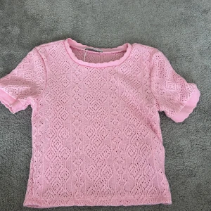 Stickat t-shirt  - Stickat t-shirt från zara Stl S men som en xs  Nyskick: Använd 1 gång .Frakt ingår ej Pris kan diskuteras 