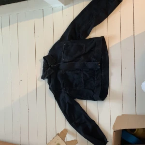 Svart jeansjacka från Monki - Säljer en snygg svart jeansjacka från Monki i storlek XXS. Jackan har en klassisk design med två stora fickor på framsidan och en dragkedja. Perfekt för vår och höst! 🖤