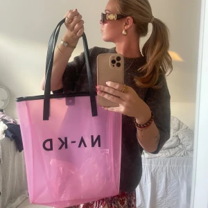 Rosa shoppingväska från NA-KD - Säljer en superfin rosa väska från NA-KD. stor och rymlig, nyskick då den bara är använd ett par gånger.  🌸