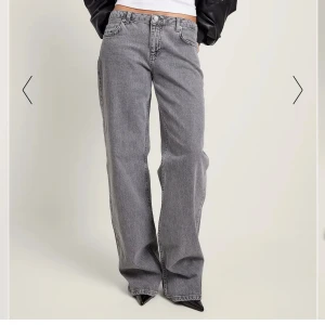 Grå Jeans NAKD - Gråa jeans från NAKD, knappt använda💕
