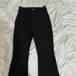 Svarta flare pants - Helt oanvända svarta utsvängda byxor som liknar kostymbyxor från Nelly. Storlek S, pris kan diskuteras💕💕
