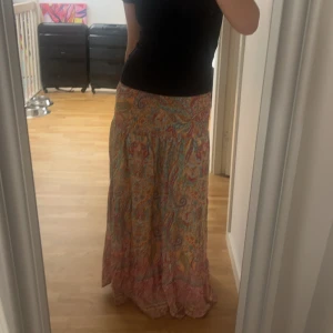 Långkjol  - Säljer min jättefina Marta de Chateau kjol då den inte kommer till så mycket användning. I nyskick. Storlek är onezise men passar bra på mig som har S och är 160cm lång. Priset går alltid att diskutera vid snabb affär💕