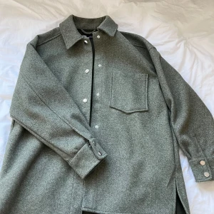 Grön overshirt  - Jättenajs overshirt/jacka, men kommer inte till användning. Längre där bak😊 