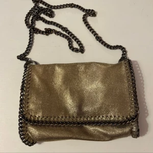 Väska - Rosegold liten väska med långt band❣️